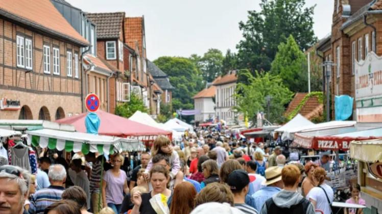 Volle Straßen beim Großflohmarkt in der Eutiner Innenstadt: Sowohl von der Besucherzahl als auch von den Standbetreibern wünscht sich Veranstalter Ulfert Georgs beim Stadtfest mit Großflohmarkt im August.