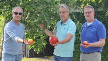 Das Team, bestehend aus Werner Uhling-Wessel (von links), Olauf Raue und Thomas Niemann, kümmert sich nach drei Jahren Pause nu wieder um die Organisation des Apfelfestes in Clusorth-Bramhar, das 2022 zum 14. Mal stattfindet.