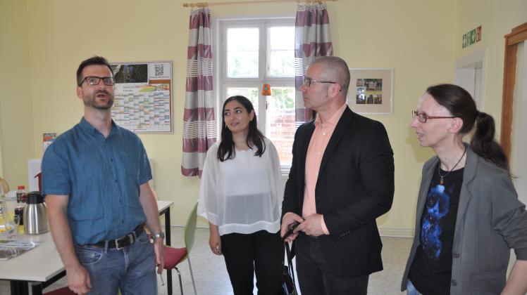 Gemeindepädagoge Robert Stenzel (l.) und Gabriele Knues (r.) zeigten Reem Alabali-Radovan und Frank Junge das Haus der Begegnung. 