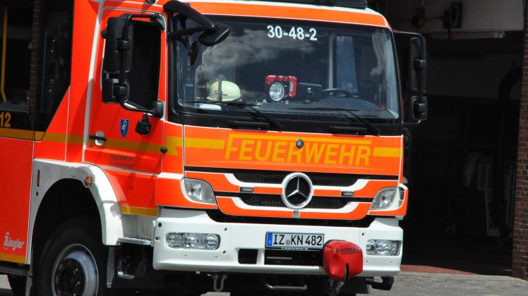 Die Brandbekämpfer der Glückstädter Feuerwehr waren in der Stadtstraße gefordert.