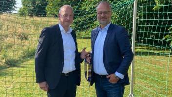 Turnusgemäß: Tobias Jänich (links) übergab das Amt des Präsidenten des Lions Clubs Delmenhorst-Burggraf an Stefan Keller.
25. Juni 2022
Hotel Robben (Bremen)
