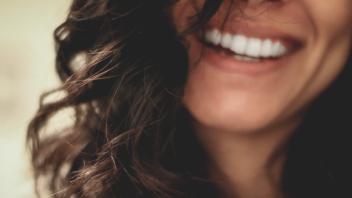 Lachen, das lässt sich lernen. Lachtrainerin Cornelia Leisch gibt Tipps, wie Sie im Alltag natürlicher lachen. (Symbolbild) 
