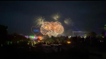 Drohnenshow und Feuerwerk: So endete am Sonntagabend die Kieler Woche 2022. Dieses Foto machte Redakteurin Raissa Waskow vom Dach eines Parkhauses am Landtag aus.