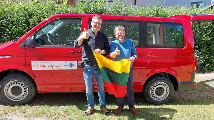 Freude über den neuen Kleintransporter: Pastor Dietmar Cassel aus Gehlsdorf (r.) und Pastor Remigijus Semeklis aus Litauen.