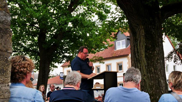 Burstie unter der Femlinde: Ortsbürgermeister Michael Weßler informierte die Gesmolder Bürger über die zukünftige Projekte und Themen im und um den Ort. 