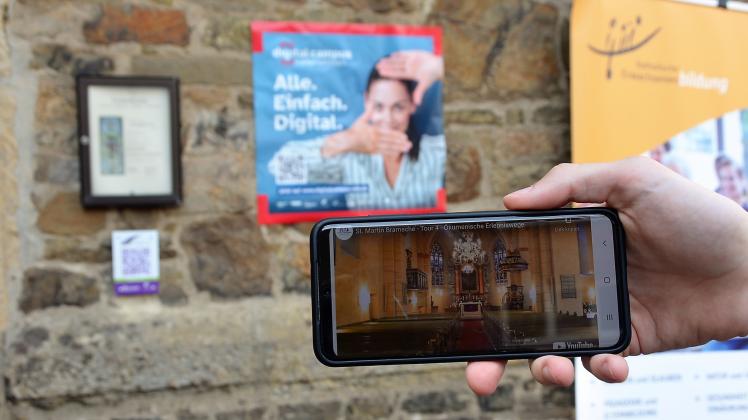 Bereits von außen das Kircheninnere betrachten kann man jetzt mit dem Smartphone auf den Ökumenischen Erlebniswegen.