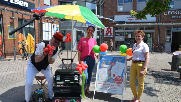 Die Leiterinnen der Stadtbücherei Quickborn Emine Ulusan (Mitte) und Kristina Preiß empfingen ihre Geburtstagsgäste am Sonnabend mit einem Luftballonkünstler.