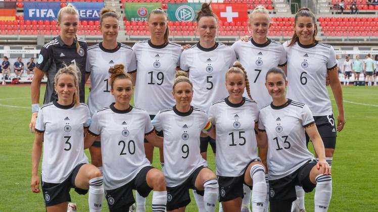Mannschaftsfoto, Aufstellung, team photo Deutschland (GER), 24.06.2022, Erfurt (Deutschland), Fussball, Frauen, Ländersp