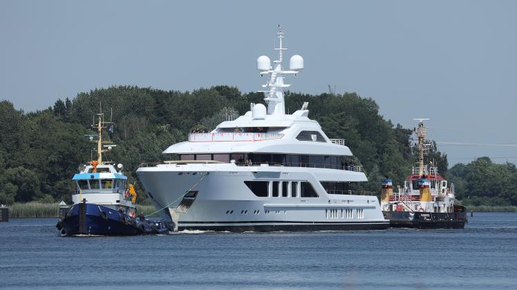 Der Yachtneubau „Miza“ vor wenigen Tagen auf dem Weg zur Werft Nobiskrug nach Rendsburg. 