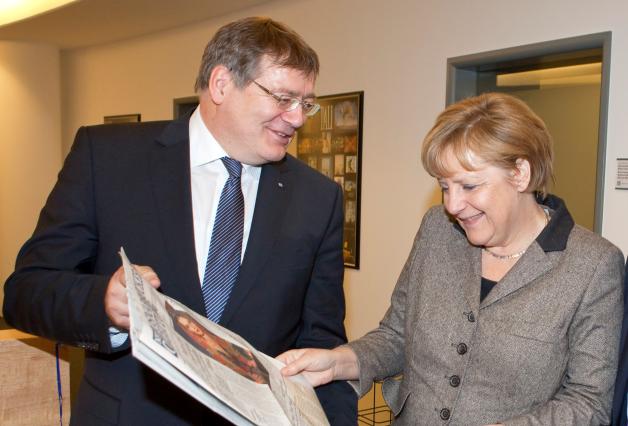 Charmanter Gastgeber: Berthold Hamelmann empfängt die damalige Kanzlerin Angela Merkel 2013 zum Redaktionsbesuch in Osnabrück.