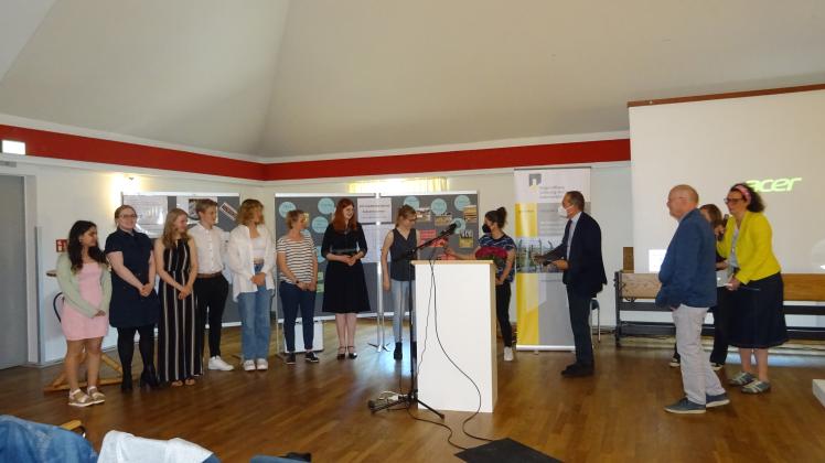 Die Schülerinnen und Schüler des Geschichtsprofils der KKS wurden in Rendsburg von der Bürgerstiftung Schleswig-Holsteinische Gedenkstätten für ihren Audioguide über das Itzehoer Mahnmal ausgezeichnet.
