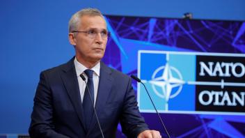 Nato-Generalsekretär Stoltenberg hat eine Aufstockung der schnellen Eingreifkräfte angekündigt. Foto: Olivier Matthys/AP/dpa