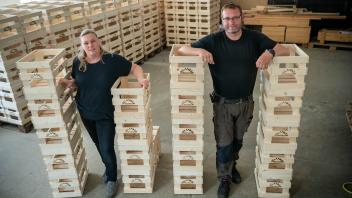 Hier kommt die Vier-Tage-Woche: Bei der Reimer Holz und Platten GmbH in Tewswoos arbeiten die Angestellten im neuen Modus. Cathleen und Mario Reimer setzen hier die Vorstellungen ihrer Mitarbeiter mit um. 13.06.2022 Foto Volker Bohlmann
