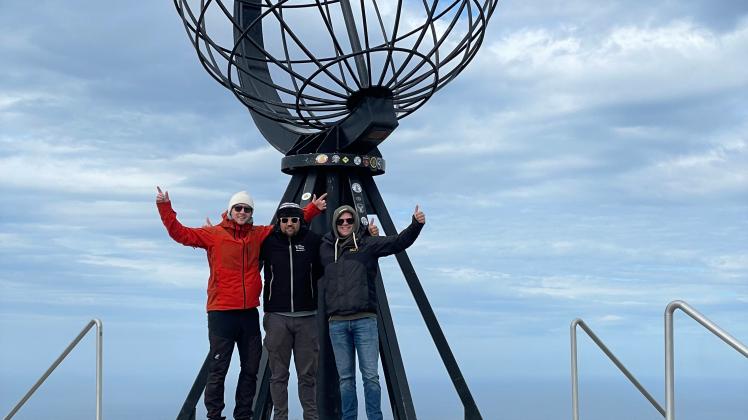 Erik Mallwitz (von links), Fynn Petersen und Yannik Petersen am Nordkap in Norwegen. Der nördlichste Punkt des europäischen Festlands ist Teil der Rallye-Strecke.