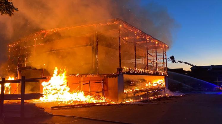 Feuerwehr-Großeinsätze bei Bränden in Sägewerk in Melle
