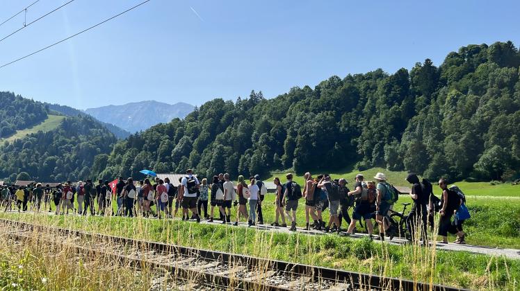 G7-Gegner wandern von Garmisch Richtung Schloss Elmau