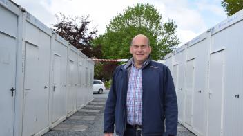 Amtsvorsteher Jens Krabbenhöft vor der Containeranlage