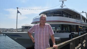 Der Warnemünder Reeder Rainer Möller hat die Ostseebad Warnemünde verkauft. Es geht in die Abicht-Reederei Hamburg und wird dort unter dem Namen Elbkristall fahren