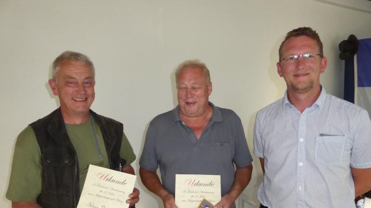 Über die silberne Vereinsehrennadel für 25 Jahre Vereinszugehörigkeit freuen sich (von links) Klaus Vonderlage, Dieter Fürst und der erste Vorsitzende Florian Landschof.