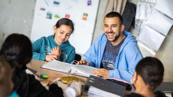 Omar Abdelal betreut als Bildungsbuddy Schülerinnen und Schüler in Bremerhaven. Foto: Mohssen Assanimoghaddam/dpa