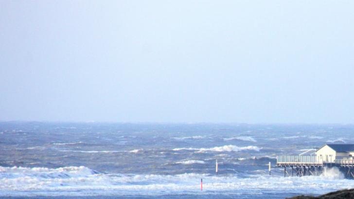 Sturm und Wellen nagen am Pfahlbau der Strandbar am Ordinger Strand, doch auch an windstillen Tagen steht er schon mitten im Wasser. 