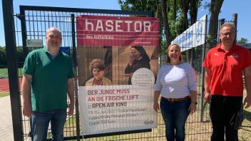 Freuen sich auf den Filmabend im Freibad in Haselünne: (v.l.) Ingo Schmit und Kirsten Brackmann vom Hasetor-Kino sowie Daniel Schmidt-Vorjohann vom Freibad Haselünne.