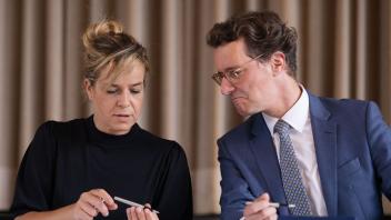 Ministerpräsident Hendrik Wüst und Grünen-Landesparteichefin Mona Neubaur unterzeichnen den Koalitionsvertrag. Foto: Marius Becker/dpa