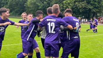 Die U19 vom TV Jahn Delmenhorst feiert den Sieg im Kreispokal 2022 gegen den VfL Wildeshausen dank Torwart Kevin Beyer