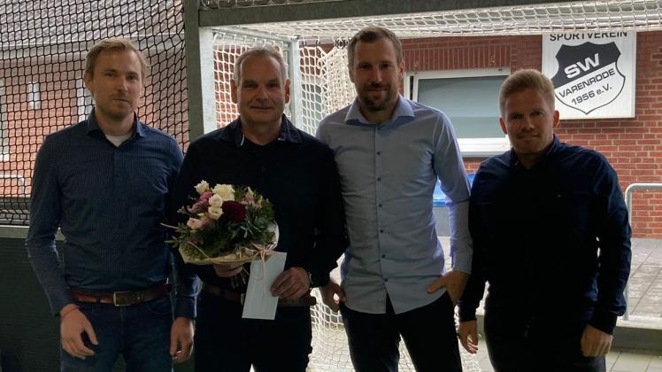 Im Kreise der nächsten Generation: Rainer Reekers (2. von links) nahm aus dem Vorstand von SW Varenrode Abschied. Daniel Höving, Christopher Börger und Tobias Brinker (von links) dankten ihm.