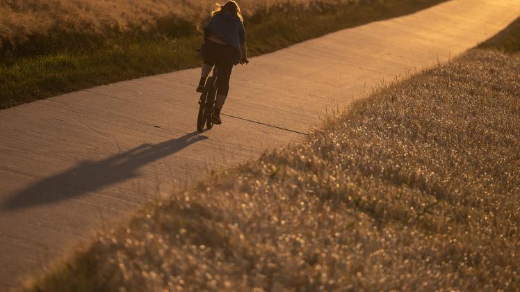 Radfahren im Sonnenuntergang