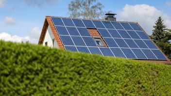 ARCHIV - Solarpaneelen sind auf dem Dach eines Einfamilienhauses angebracht. Foto: Jan Woitas/dpa-Zentralbild/dpa/Symbolbild
