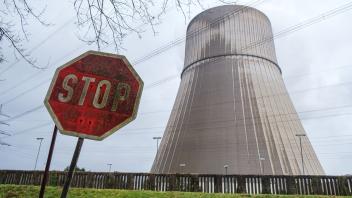 ARCHIV - Der Kühlturm des Kernkraftwerk Emsland ist hinter einem Stoppschild zu sehen. Foto: Ole Spata/dpa/Archivbild