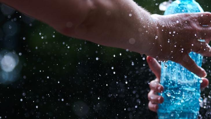 Eine Abkühlung mit Wasser ist das Beste an heißen Sommertagen. Foto: Annette Riedl/dpa