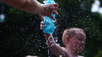 Eine Abkühlung mit Wasser ist das Beste an heißen Sommertagen. Foto: Annette Riedl/dpa