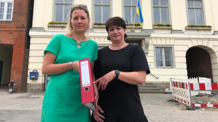 Stefanie Preuß (v.l.) und Sonja Wirges von der Bürgerinitiative geben die Unterschriftenlisten für ihr Bürgerbegehren bei der Stadt Eutin ab.
