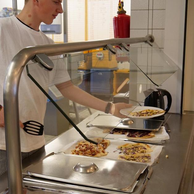 Die Werkstatt Hauswirtschaft ist für die Versorgung des Hauses mit Speisen und Serviceaufgaben zuständig. Zudem bearbeitet sie Catering-Aufträge. Die Werkstatt Hauswirtschaft ist für die Versorgung des Hauses mit Speisen und Serviceaufgaben zuständig. Zudem bearbeitet sie Catering-Aufträge.