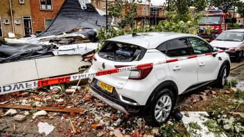 Erheblichen Schaden richtete eine Windhose in der niederländischen Stadt Zierikzee an. Foto: JEFFREY GREENWEG/ANP/dpa
