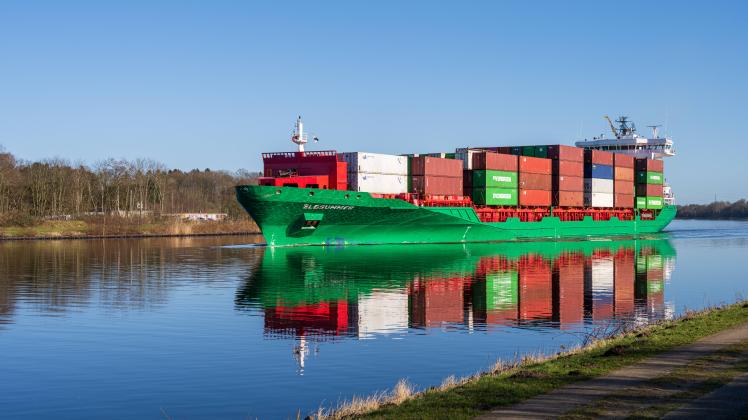 Der Containerfrachter Elbsummer im Nord-Ostsee-Kanal bei Rendsburg *** The container freighter Elbsummer in the North Ba