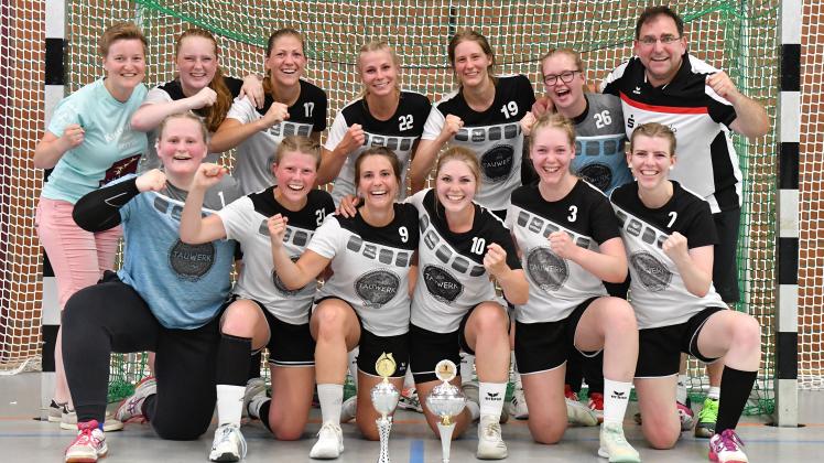 Fäuste geballt: Die Handballfrauen des TSV Kappeln gewannen den Kreispokal.