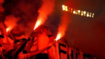 ARCHIV - Fans von Eintracht Frankfurt zünden Pyrochtechnik. Foto: Adam Davy/PA Wire/dpa/Archivbild