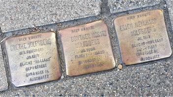 Die Stolpersteine in Lüneburg sorgen dafür, dass die Kappelner Familie Wolfsberg nicht vergessen wird.