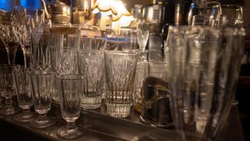 Leere gläser am Tresen des russischen Cafés VOLAND in Berlin Prenzlaueer Berg - Kneipen, Bars und clus werden zur Verhi
