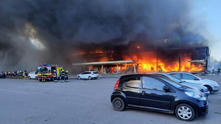Ukraine-Krieg - Einkaufszentrum in Krementschuk in Flammen