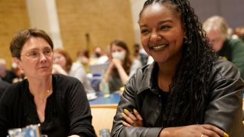 Aminata Touré und Monika Heinold verfolgen die Redebeiträge auf dem Landesparteitag von Bündnis 90/Die Grünen in der Stadthalle. Foto: Marcus Brandt/dpa