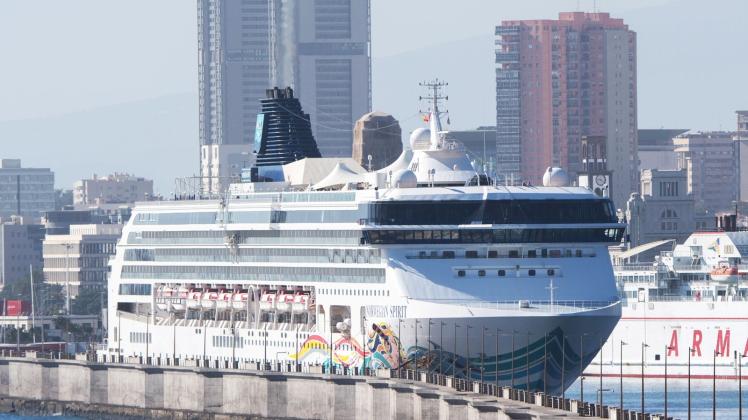 ARCHIV - Kreuzfahrtschiff im Hafen von Santa Cruz auf Teneriffa: Wer den persönlichen CO2-Fußabdruck der Reise ausgleichen will, kann freiwillig Kompensationszahlungen leisten. Foto: Andrea Warnecke/dpa-tmn