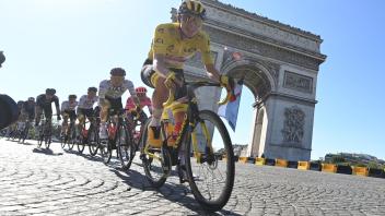 ARCHIV - Die Tour de France wird auf verschiedenen Sendern im TV kostenlos zu sehen sein. Foto: Pete Goding/BELGA/dpa