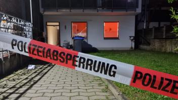 Die Polizei hat einen Bereich hinter einem Haus in Obernkirchen abgesperrt. Foto: -/TNN/dpa