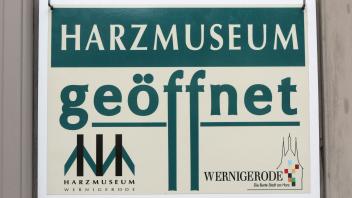 ARCHIV - Ein «geöffnet»-Schild am Harzmuseum in Wernigerode. Foto: Matthias Bein/dpa-Zentralbild/dpa/Archivbild