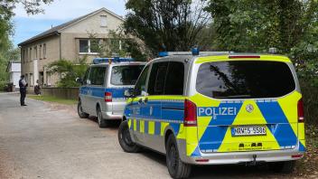 Einsatzfahrzeuge der Polizei stehen in Kalletal (Kreis Lippe). Foto: Christian Müller/dpa/Archivbild