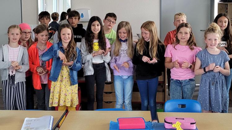 Die Klasse 3 der Grundschule Niedersachsen beim Einstudieren der Lieder aus dem Liederbuch 75 Jahre Land Niedersachsen.